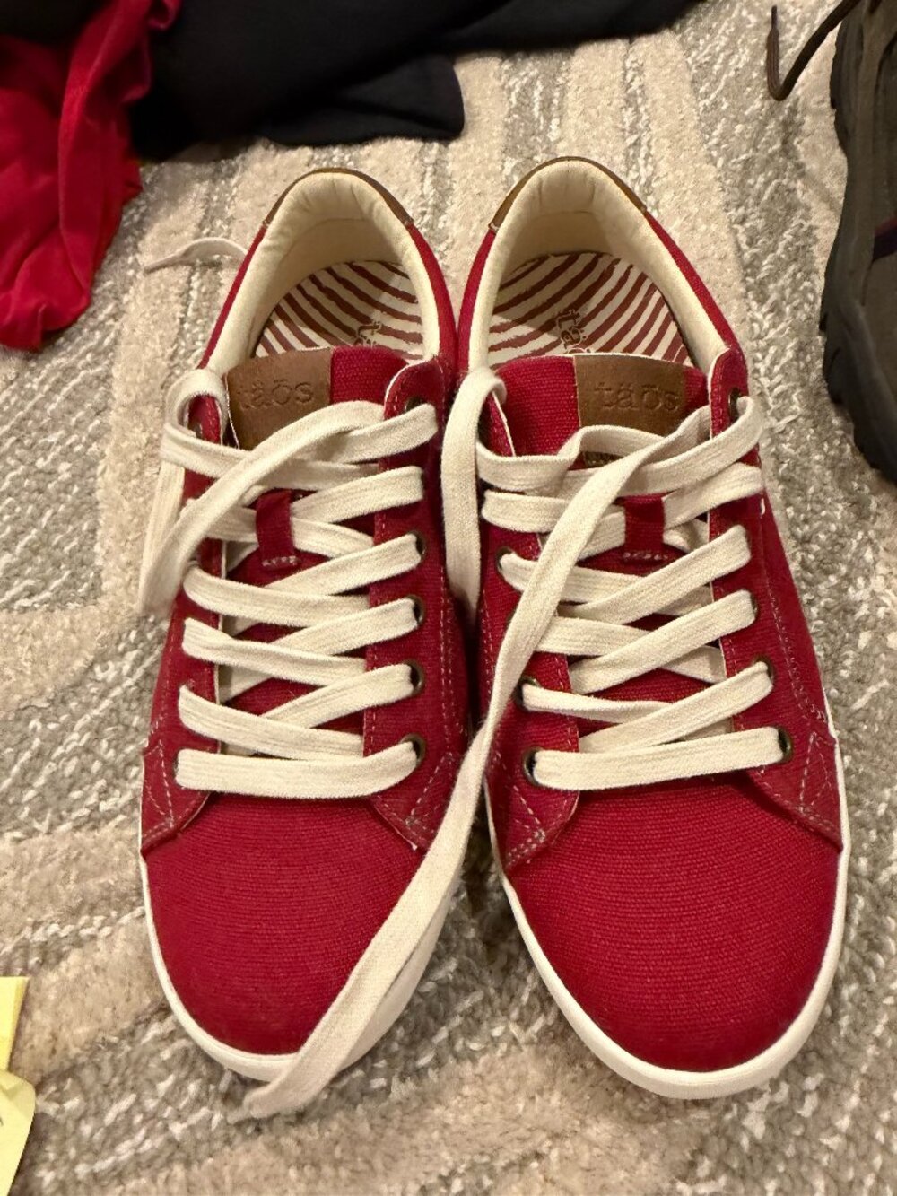 Taos Women's Canvas Sneaker Red/Tan Size 9